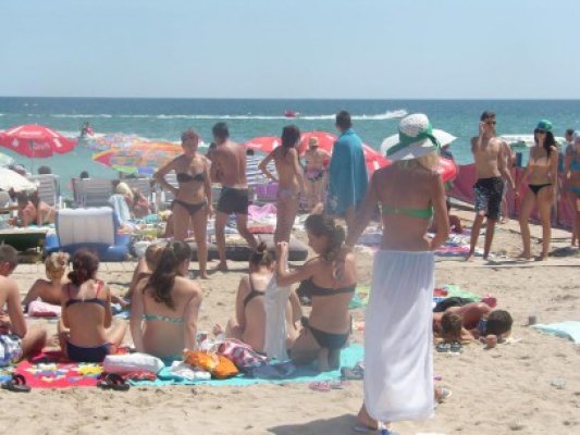 Atenţie! Tâlharii vă pot smulge lanţurile de la gât şi când faceţi baie în mare